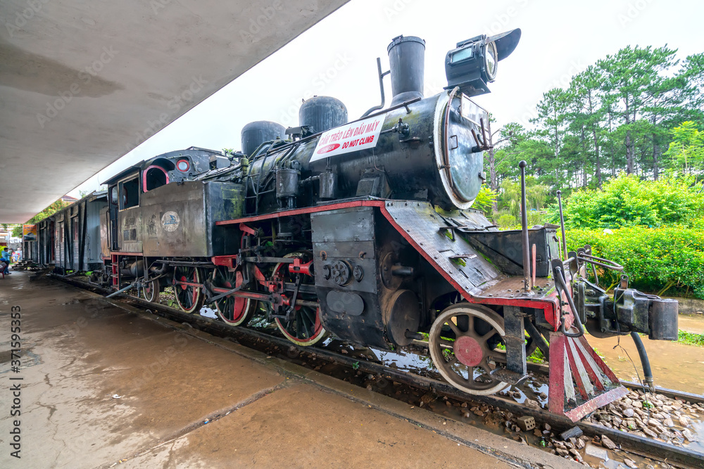 Obraz premium Old locomotive in the station, history destination for traveler, this is oldest platform from 19th century still preserved to this day in Da Lat, Vietnam