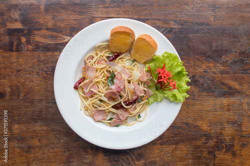 Obraz na płótnie Stir Fry Dried Chilli Spaghetti (Spaghetti Phad Prik Hang Bacon) w salonie