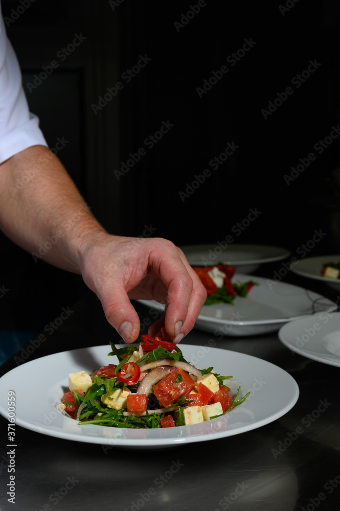 Küchenchef richtet frischen Salat an.