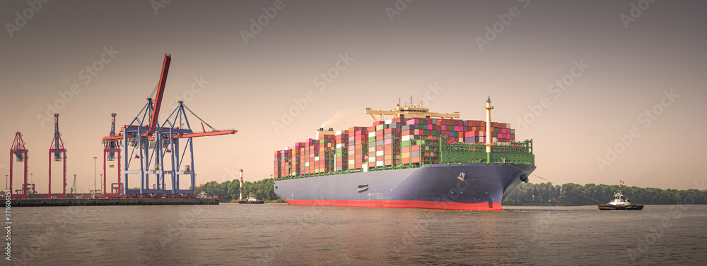 Obraz premium Panorama of a large container ship in Hamburg at sunrise