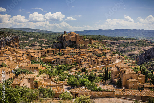 Panorama des Bergdorfes Alquezar in den spanischen Pyrenäen
