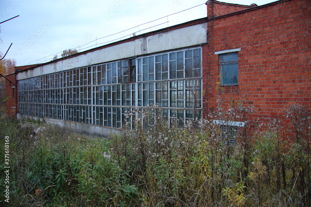 Fototapeta premium red brick glass building in autumn