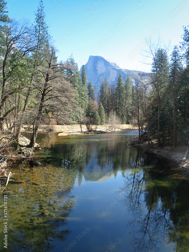 Obraz premium Half Dome reflected in the Merced River