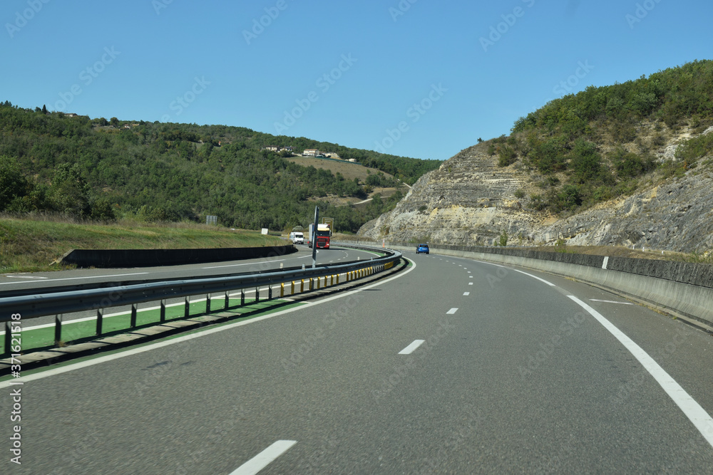 En roulant : autoroute A20 dans le Lot, Occitanie, France.