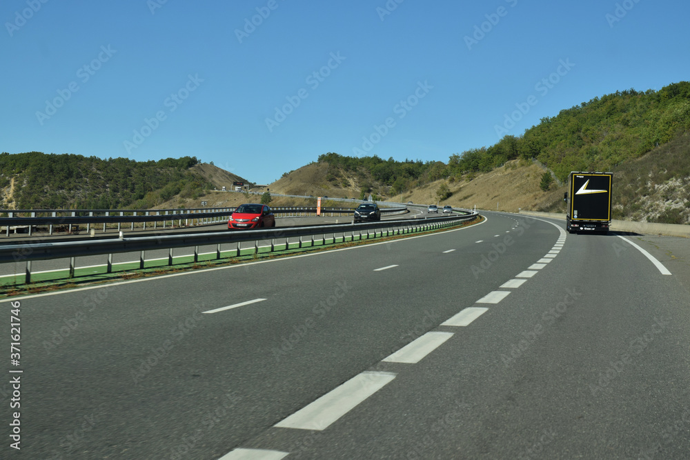 En roulant : voie pour véhicules lents sur l'autoroute A20 dans le Lot, Occitanie, France.
