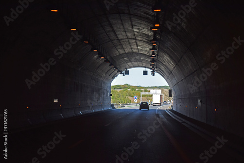 En roulant : tunnel routier sur l'autoroute A20 dans le Lot, Occitanie, France.