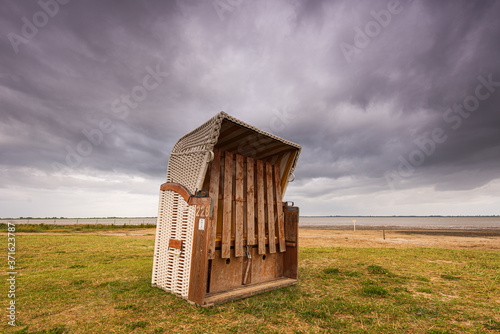 Strandkorb von den Touristen isoliert photo