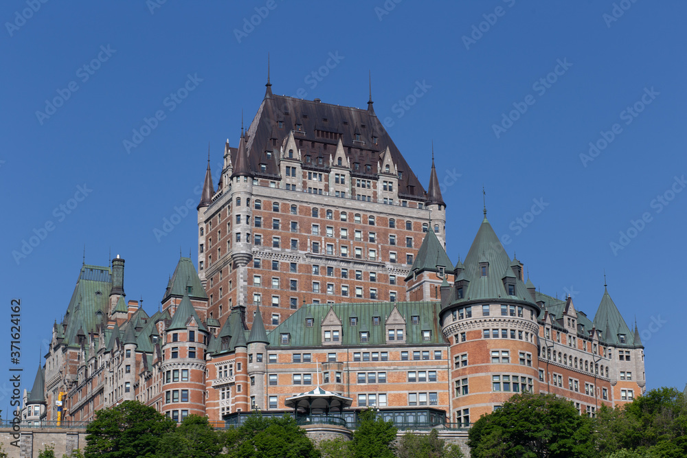 Fototapeta premium view of the castle of Frontenac in quebec city