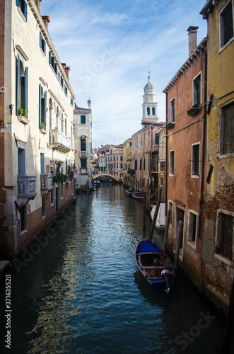 Un canale di Venezia in una giornata di sole