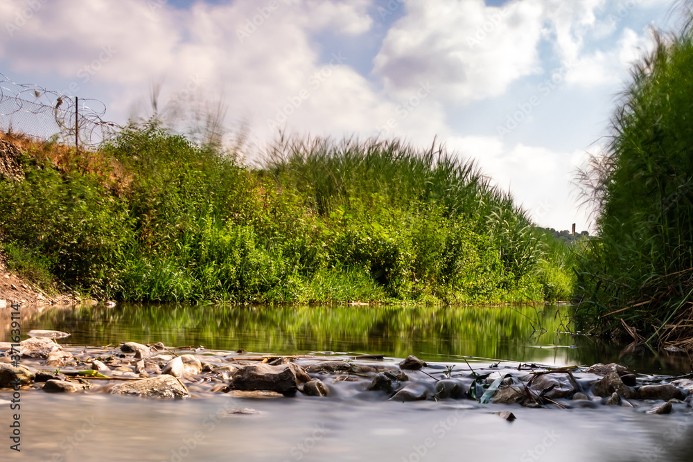 Naklejka premium river streaming