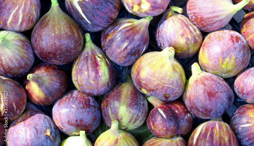 fresh figs on the market
