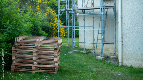 
Facade renovation on a building: scaffolding and pallets