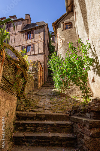 Ruelles étroites du village médiéval de Conques, Aveyron, Occitanie.