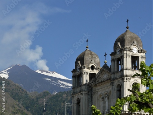 Pfarrkirche Santa Maria in Zafferana Etnea auf Sizilien mit dem Ätna im Hintergrund photo