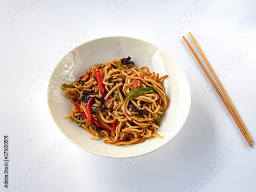Noodles fried with chicken (noodles ,, chicken fillet, bell peppers, black mushrooms, ginger, bamboo, spices, sterling onions, garlic, soy sauce)