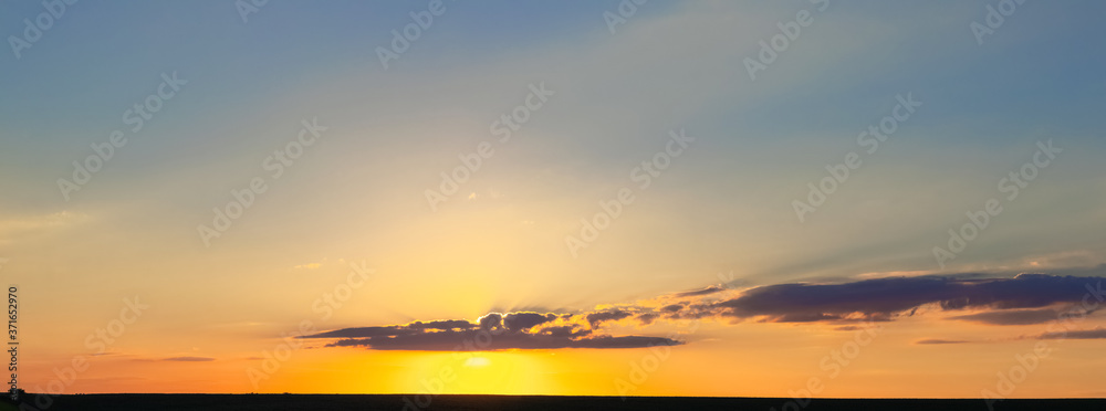 Obraz premium Panorama of the picturesque evening sky during sunset