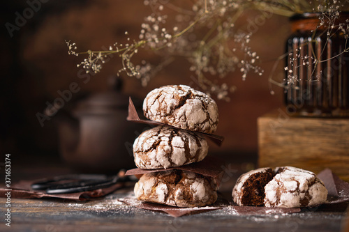 Foto Chocolate crinkle cookies with powdered sugar icing