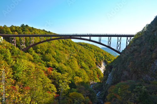 磐梯吾妻スカイラインのつばくろ谷に架かる不動沢橋の向こうに見える空と平地