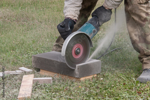 Gray dust when dry cutting stone with a disc