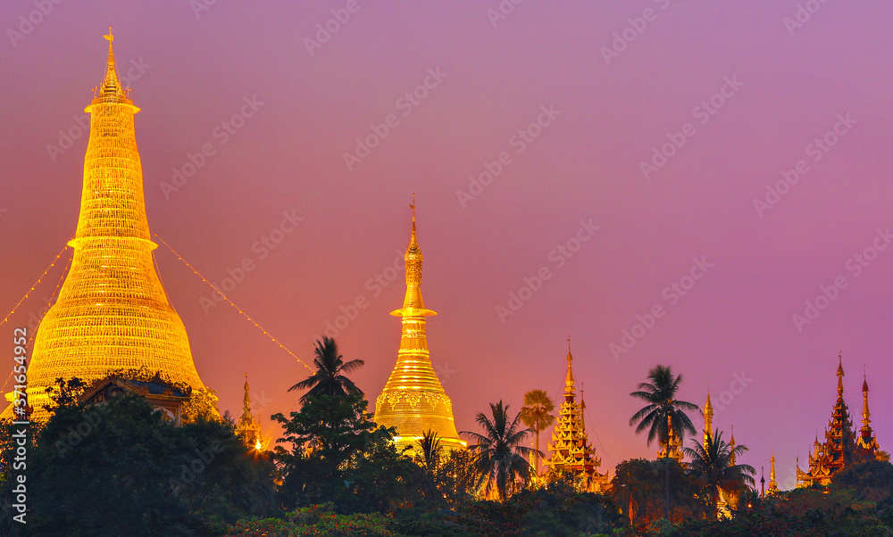 Naklejka premium Shwedagon Pagoda in Yangon, Myanmar