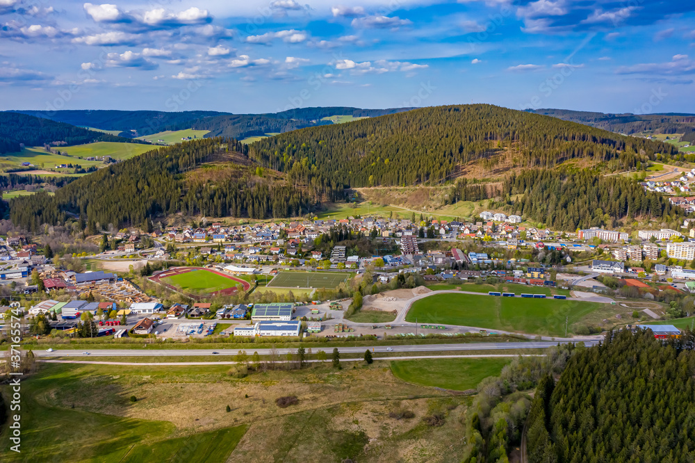 Fototapeta premium Titisee-Neustadt aus der Luft