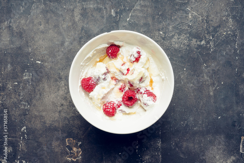 Fotografie Healthy and tasty breakfast with curd, sour cream, raspberry and honey