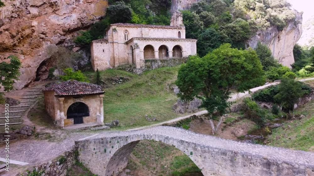 Conjunto de iglesias y puente medieval, vía romana y rio bajo piedra de toba en Burgos Conjunto de iglesias y puente medieval, vía romana y rio bajo piedra de toba en Burgos