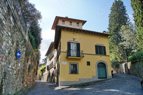 Fototapeta Naklejka Na Ścianę i Meble -  View of small street in the historical town of Florence