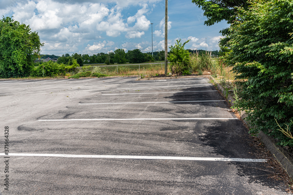Obraz premium Empty Customer Parking Lot of Failed Restaurant After Pandemic