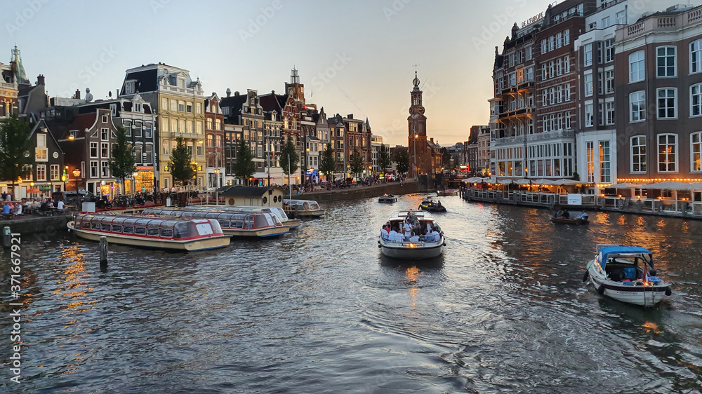 vue de la ville d'amsterdam et de ses canaux bateaux port, le soir au couché de soleil 