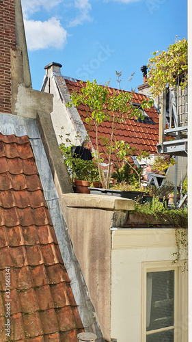 petite terrasse balcon aménagé sur toit maison ancienne