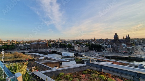 panorama élevé des toits la ville d'amsterdam couché de soleil