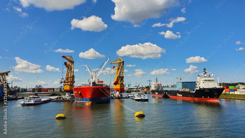 bateaux de transport international à quai en chargement dans le port de Rotterdam bateaux de transport international à quai en chargement dans le port de Rotterdam