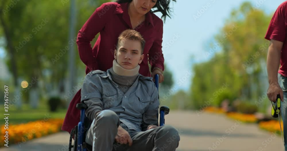 Is The Guy In Mom Really In A Wheelchair at Patricia Townsend blog