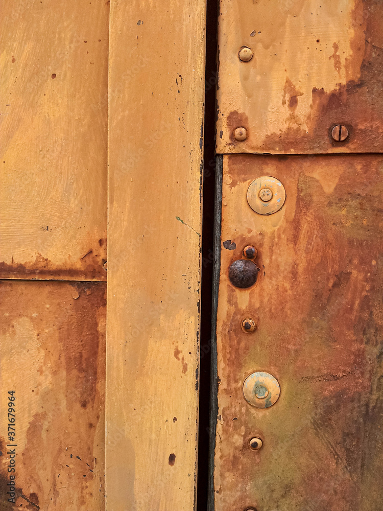 Fototapeta premium PUERTA DE HIERRO OXIDADA CON COLORES TERROSOS