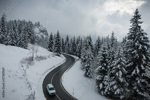 Straße im Winter bei Schnee