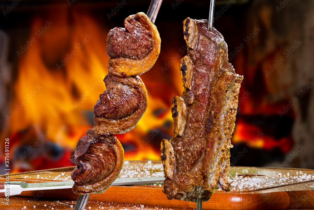 churrasco de espeto na braza Stock Photo