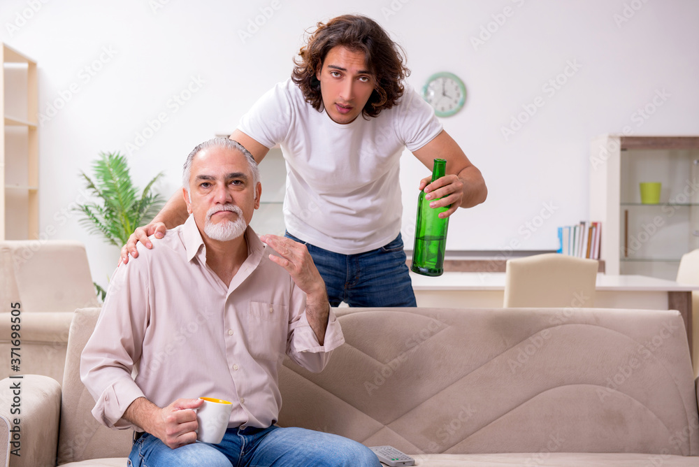 Obraz premium Man with drinking problem and the family