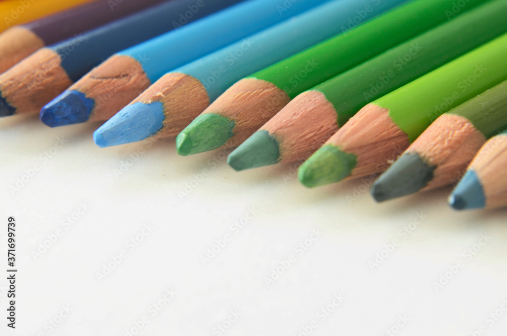 lapices de colores en fondo blanco, regreso a clases, lápiz de color, colores en lapices, colores, regreso a la escuela. lapices de colores en fondo blanco, regreso a clases, lápiz de color, colores en lapices, colores, regreso a la escuela.