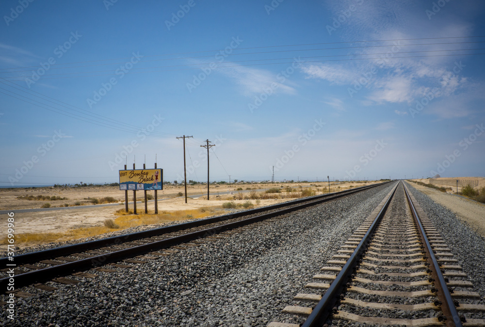 Obraz premium railroad tracks in the desert