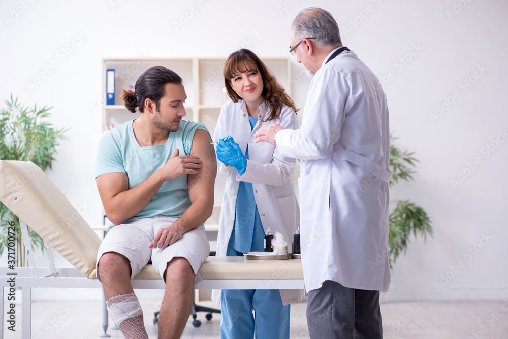 Fototapeta premium Young leg injured man in the hospital