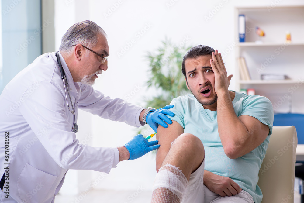 Fototapeta premium Young leg injured man in the hospital