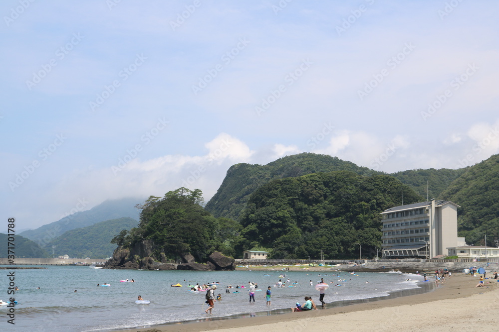 Fototapeta premium 静岡県賀茂郡松崎町にある松崎海水浴場と隣接するホテル