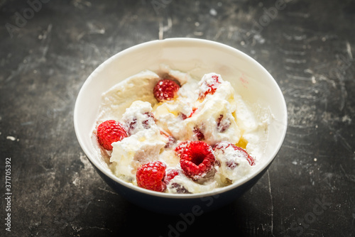 Fotografie Healthy and tasty breakfast with curd, sour cream, raspberry and honey