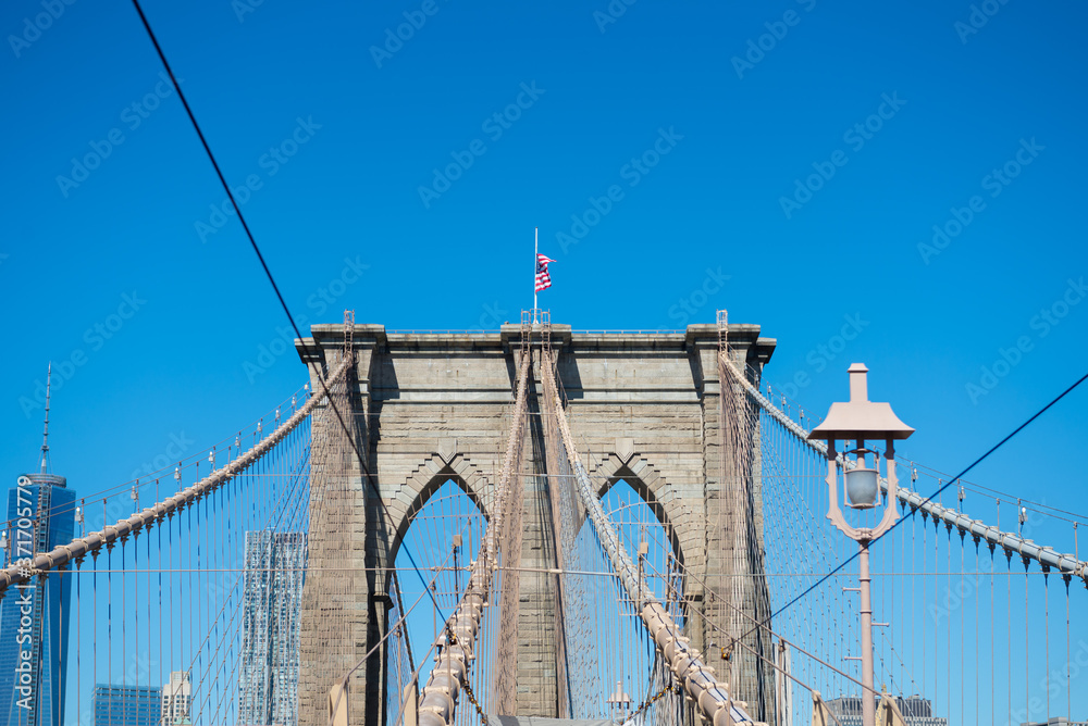 Fototapeta premium Detail of Brooklyn Bridge column with blue sky