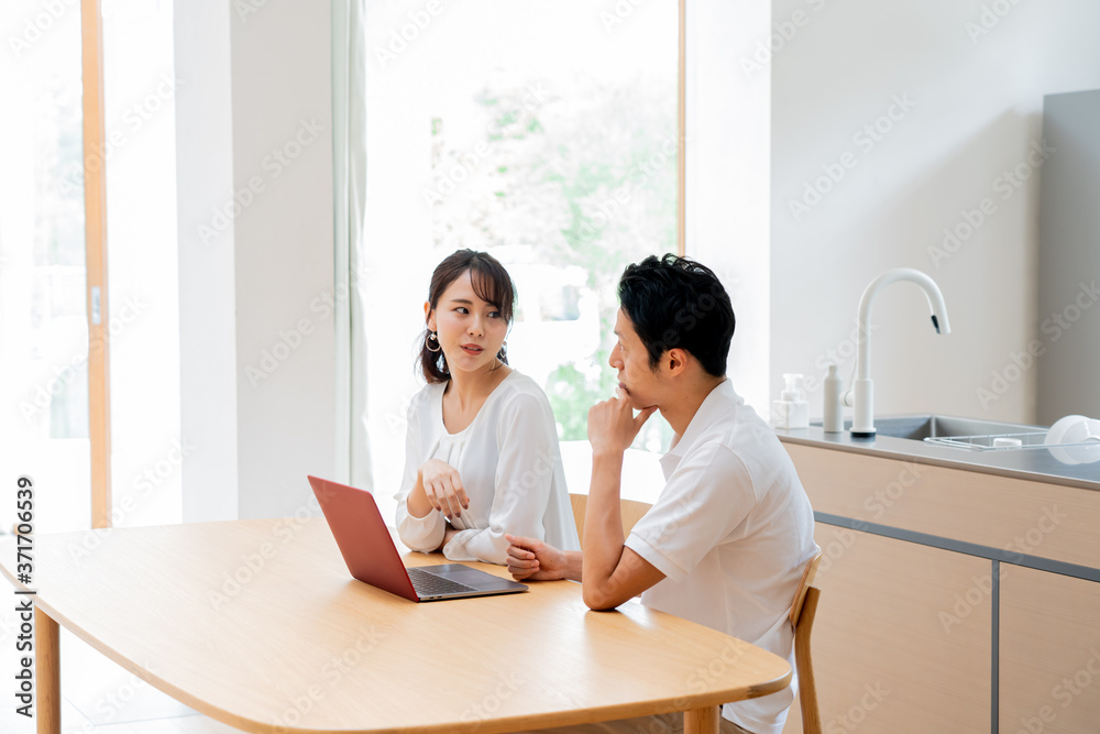 若い 考えるアジア人夫婦 若い 考えるアジア人夫婦