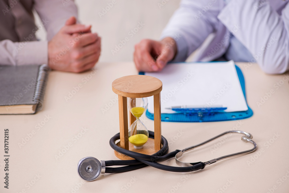 Φωτογραφία Old male patient visiting young doctor in time management concep