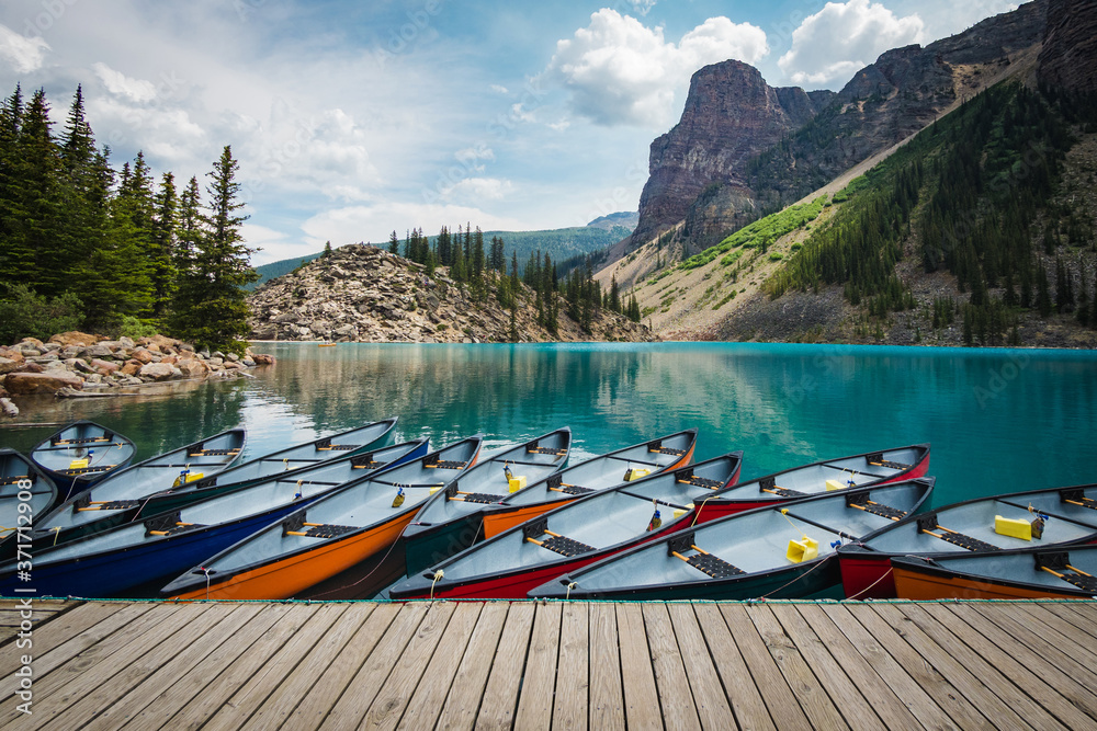 Moraine Lake in Banff National Park, Alberta, Canada. - obrazy, fototapety, plakaty 