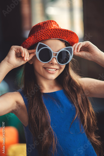 Tableau sur toile Pretty girl in eyeglasses posing for the photo