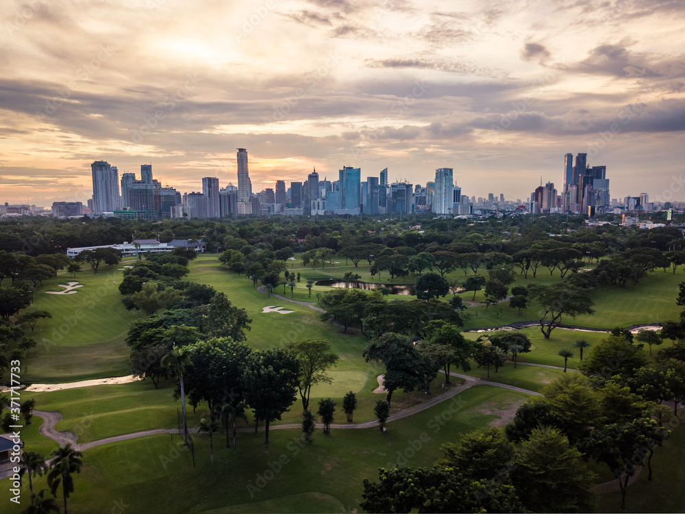Φωτογραφία Scenic Aerial Drone Picture of the Skyline of Makati in Metro Manila, Philippine